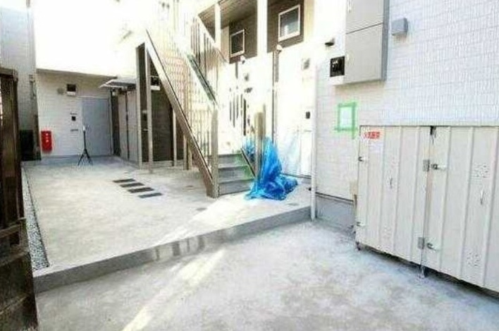エントランス　全室エアコン設置済♪季節問わず、いつでも住めちゃいます！