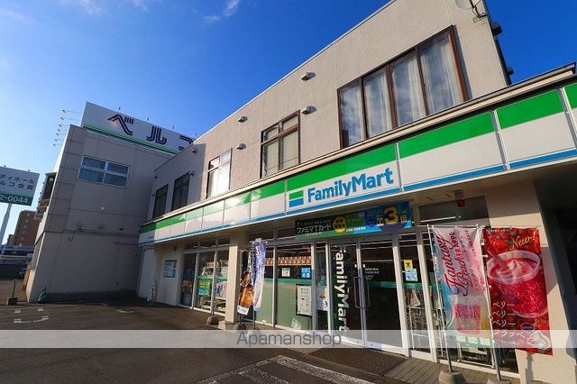 コンビニ　ファミリーマート（コンビニ）まで400m