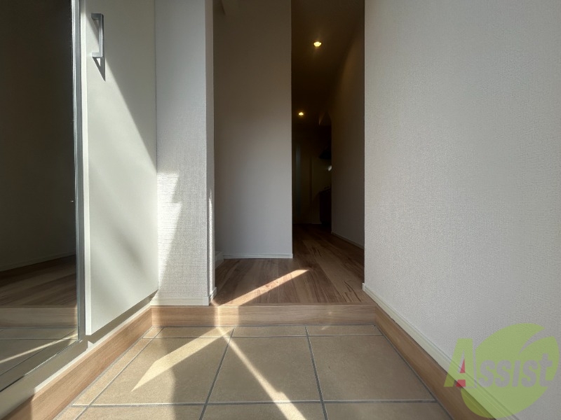 玄関　玄関から撮影しました。明るい印象ですね。