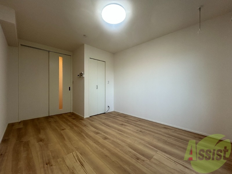 居室・リビング　７．５帖の洋室です。生活のメインとなる部屋ですね。