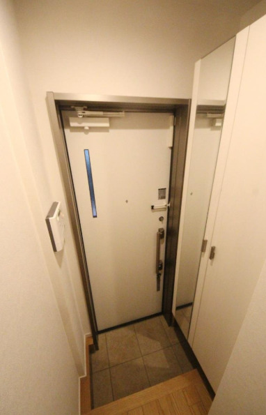 玄関　別部屋の画像を使用しております。
