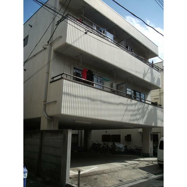 建物外観　一階は駐車場になっています