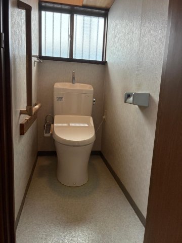 トイレ　温水ウォシュレット付きトイレです