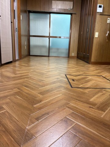 居室・リビング　広々リビングでクローゼット付きです。