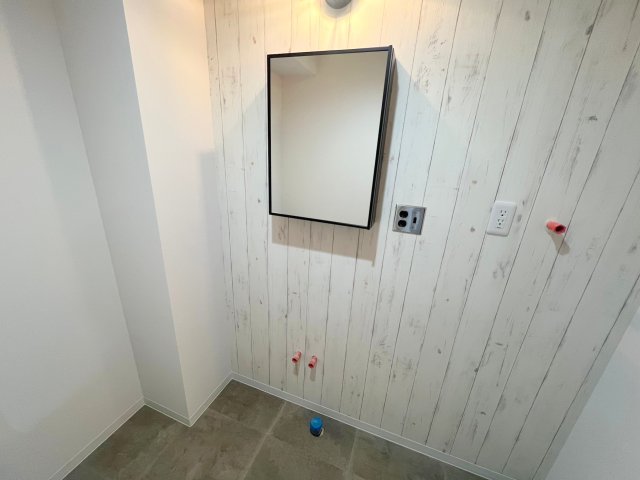 洗面設備　人気の独立洗面所にはうれしいシャンプードレッサーが付いてます