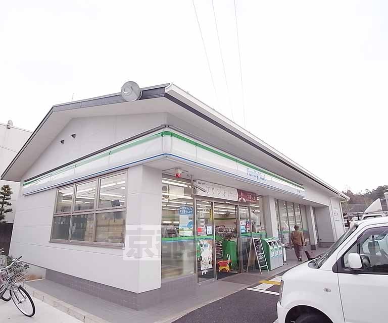 コンビニ　ファミリーマート宝ヶ池店（コンビニ）まで324m