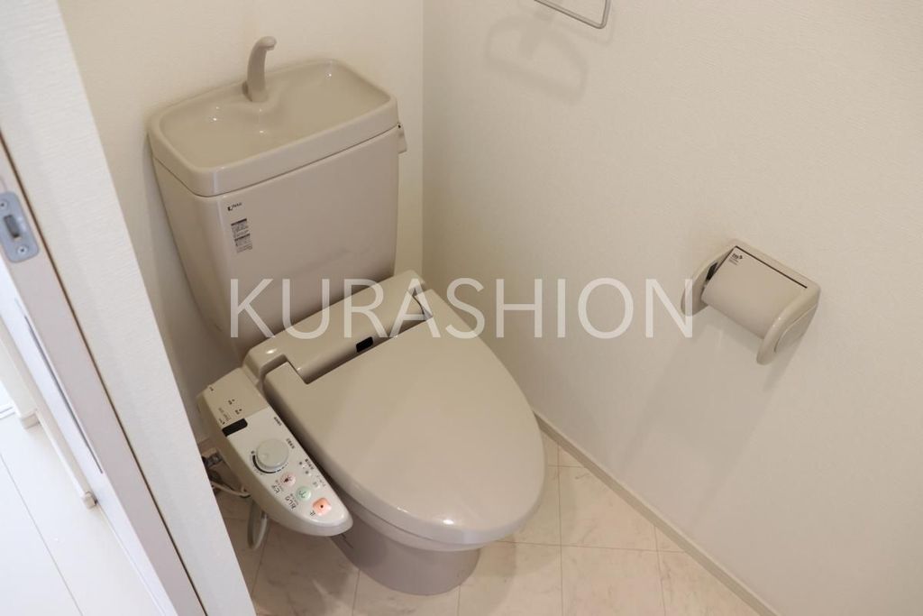 トイレ　別部屋の写真になります。