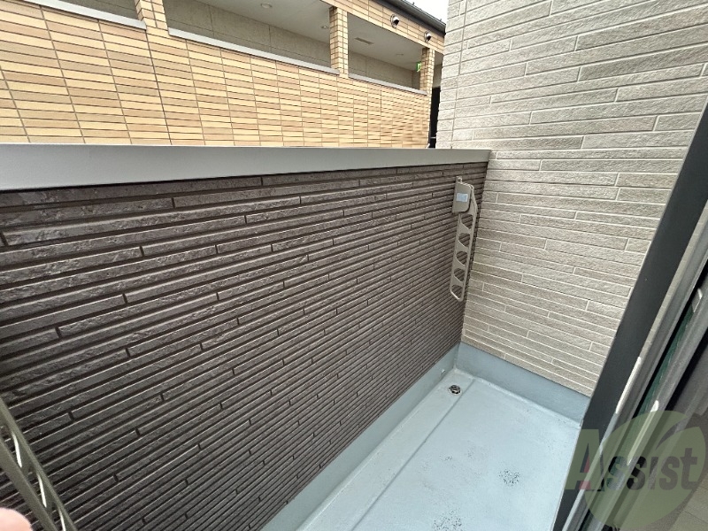 バルコニー　ベランダはこちらです。壁に高さがあり、雨が入りにくいですね。