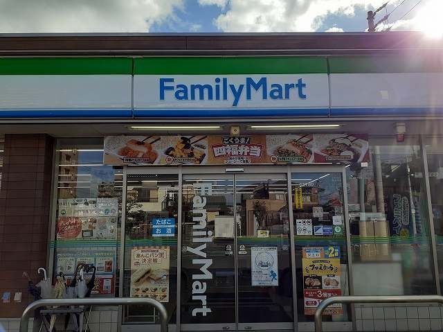 コンビニ　ファミリーマート（コンビニ）まで350m