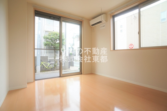 居室・リビング　２面採光なので、明るく風通しのよい過ごしやすいお部屋です♪