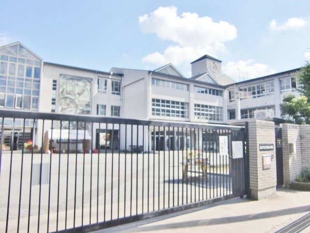 小学校　枚方市立明倫小学校（小学校）まで485m