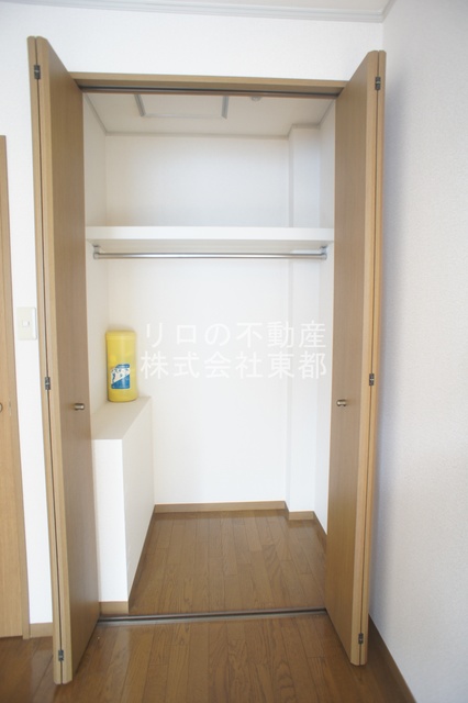 収納　パイプハンガーがあるのでたたまず衣類を掛けることができます♪