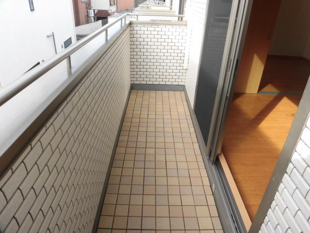 バルコニー　日当たりの良いバルコニーです。