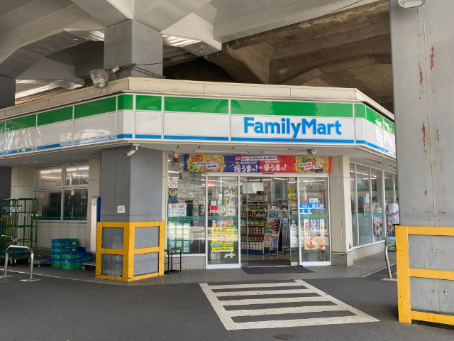 コンビニ　ファミリーマート新横浜駅西店（コンビニ）まで198m
