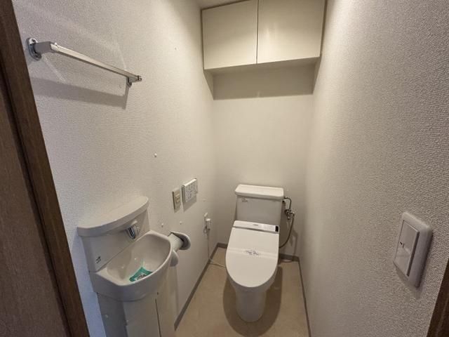 トイレ　落ち着いた色調のトイレです