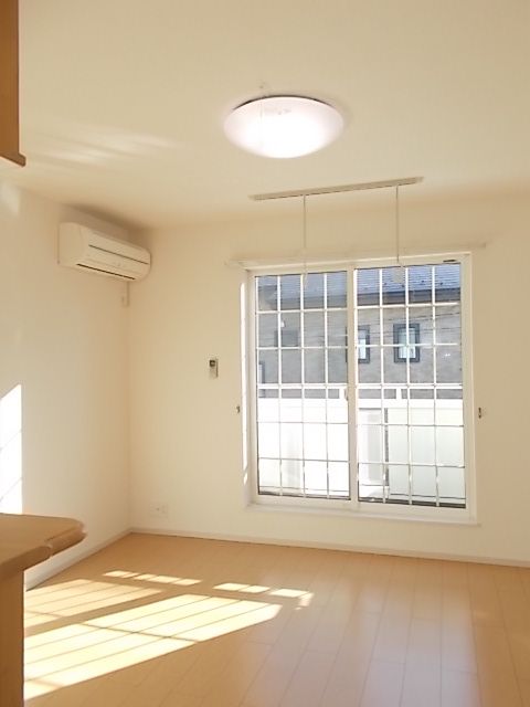ＪＲ宇都宮線 岡本駅 徒歩17分 2階建 築15年の居間写真