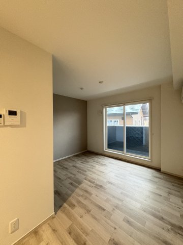 居室・リビング　大きな窓から光が入るお部屋で毎日のんびりくつろげます。