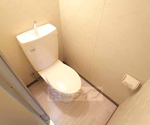 トイレ　かわいい壁紙のトイレです