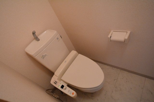 トイレ　シンプルで掃除のしやすいトイレです♪
