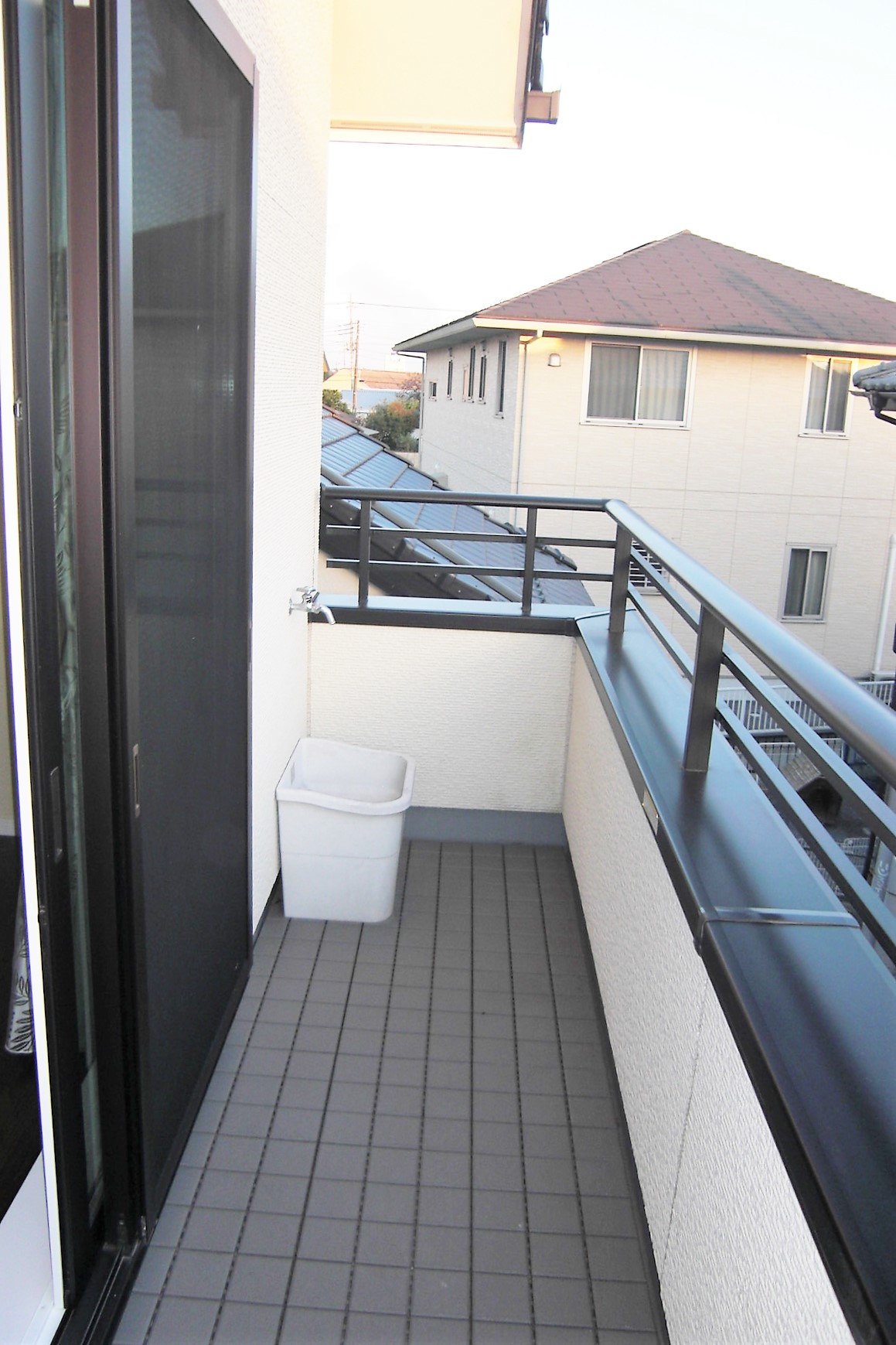 バルコニー　南向きバルコニーで日当たり良好です。外水栓付きです。