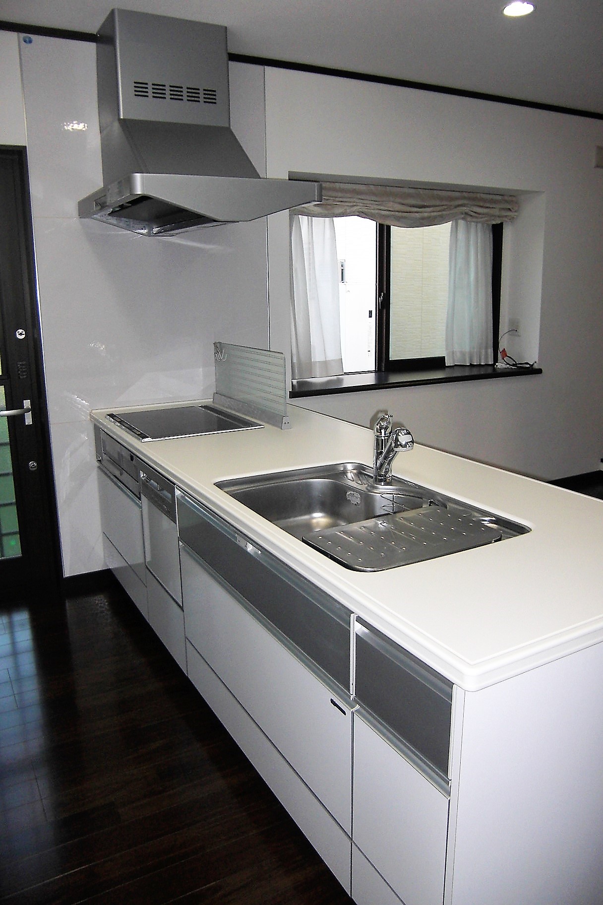 キッチン　人気の対面式キッチン。3口のＩＨ、食洗器付きです。