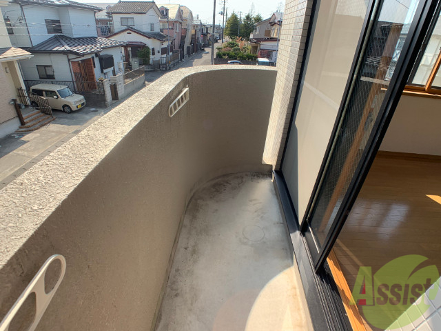 バルコニー　角部屋のバルコニーで陽当たりもいいですねー