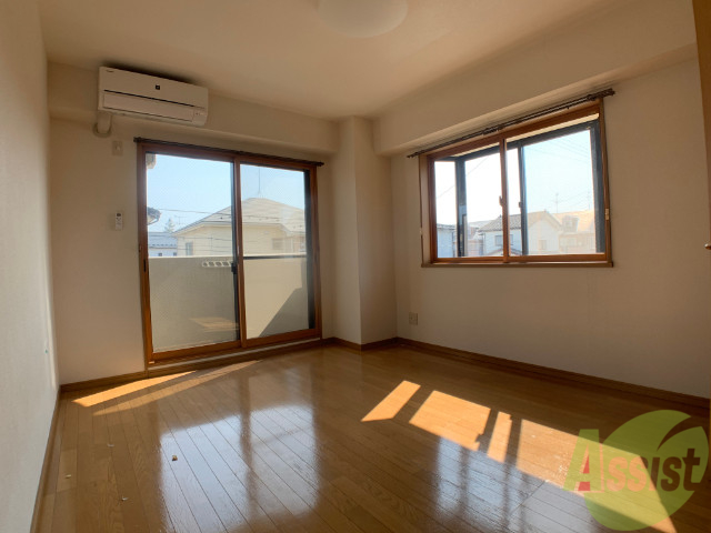 居室・リビング　リビングは南西向きの角部屋、出窓もあって陽当たり良好です