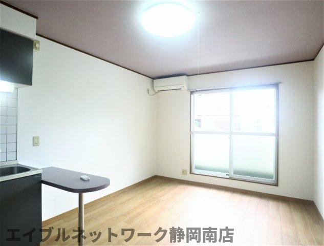 居室・リビング　落ち着いた色調の洋室です