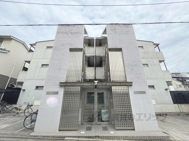 京都市北区紫野花ノ坊町のマンションの建物外観