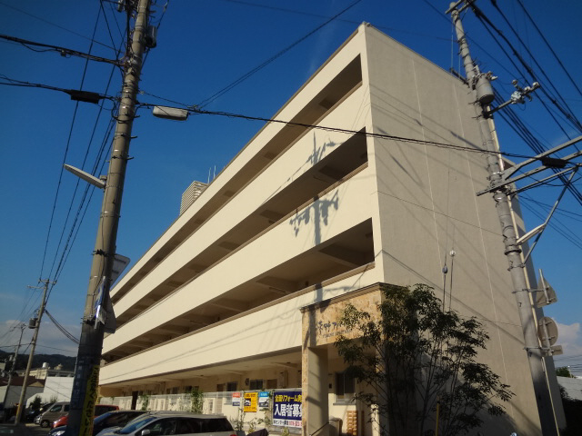 神戸市兵庫区鵯越町のマンションの建物外観