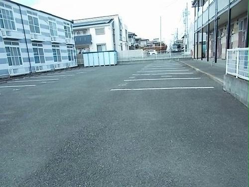 【レオパレスカルチェの駐車場】