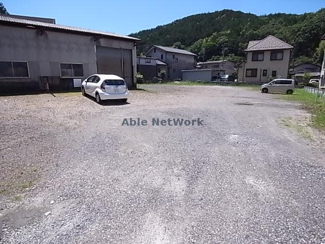 【山県市高富のマンションの駐車場】