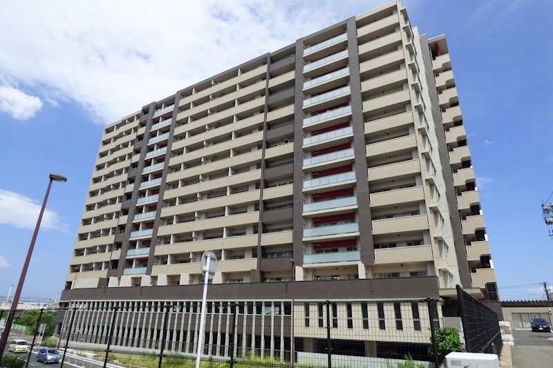 北九州市八幡東区西本町のマンションの建物外観