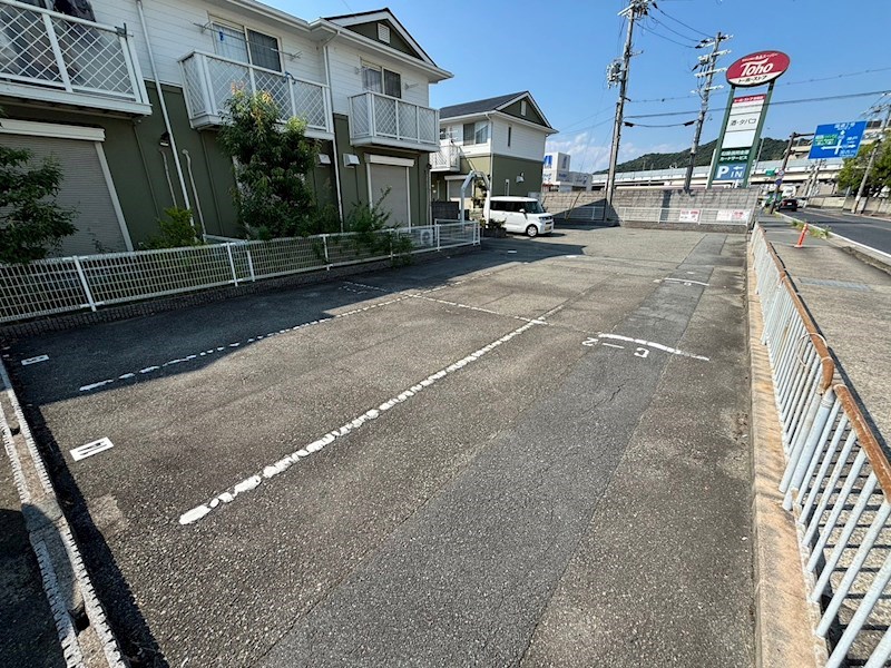 【高砂市曽根町のアパートの駐車場】