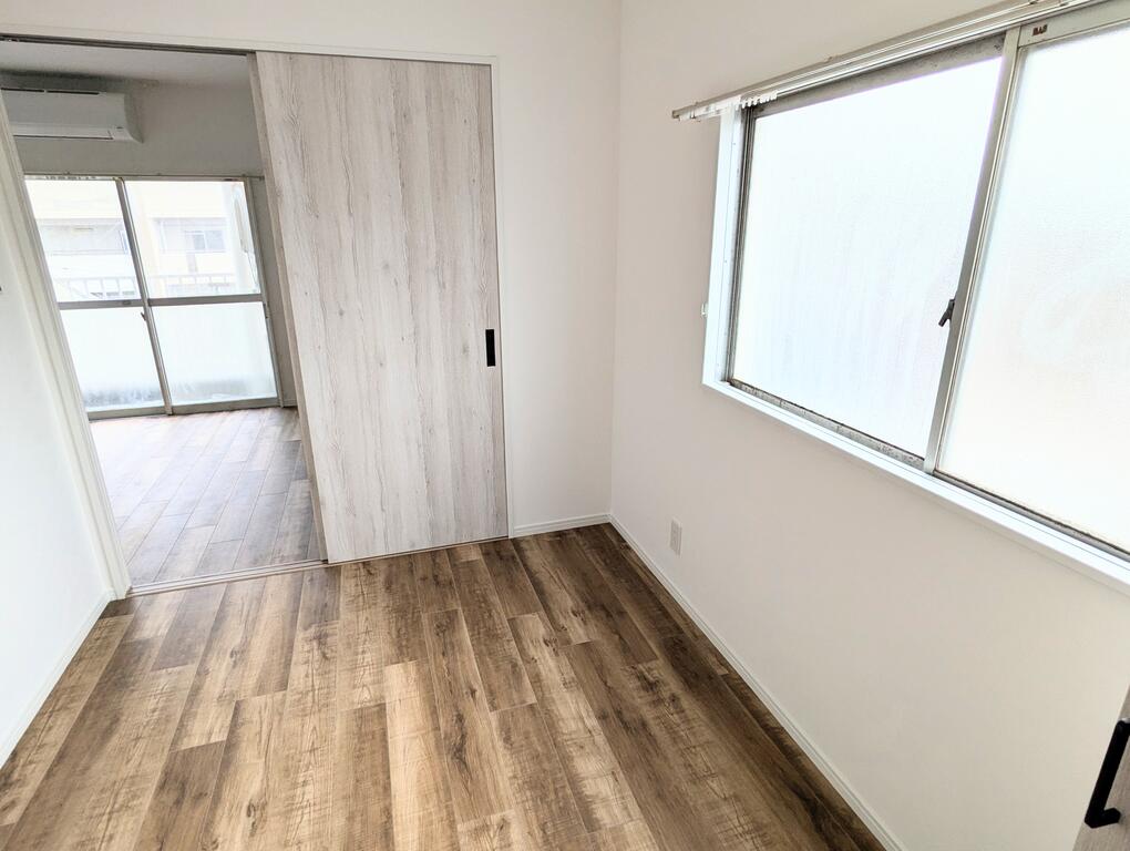 その他部屋・スペース　角部屋特有の大きな窓があり差し込み日差し心地よいです。