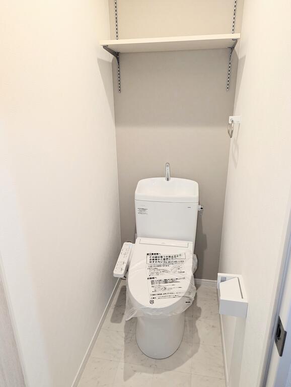 トイレ　温水洗浄便座付きトイレで、ゆっくり時間をとってください