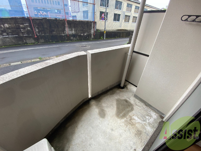 バルコニー　バルコニーつきで洗濯物を干すのにも便利です。