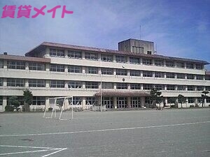 【伊勢市上地町のアパートの中学校】