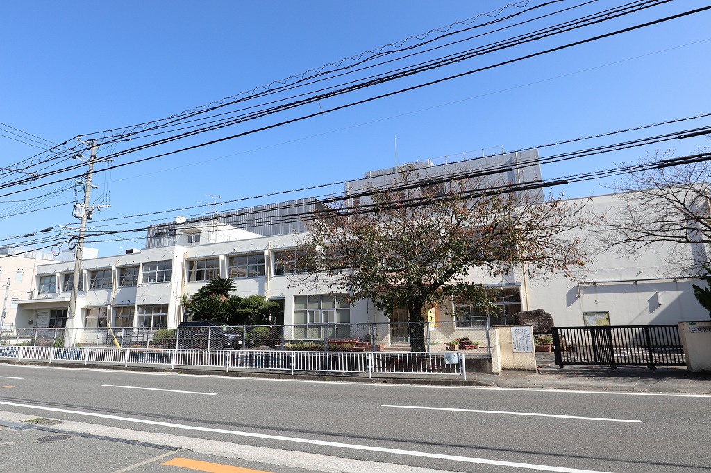 【パレローヤル二日市駅前の小学校】