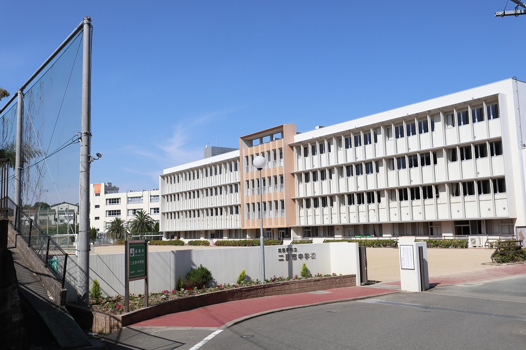 【パレローヤル二日市駅前の中学校】