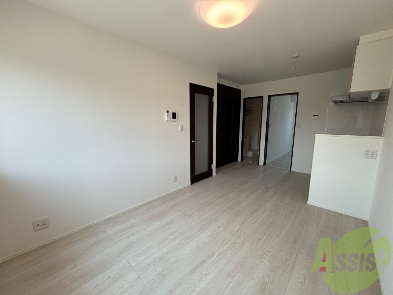 居室・リビング　８．９帖のＬＤＫです。白を基調とした綺麗なお部屋ですね。