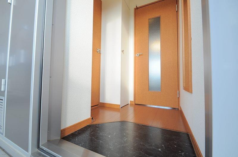 玄関　カウンターの下にも収納スペースあり