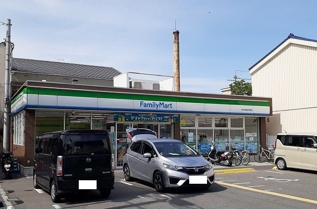 コンビニ　ファミリーマート様（コンビニ）まで230m