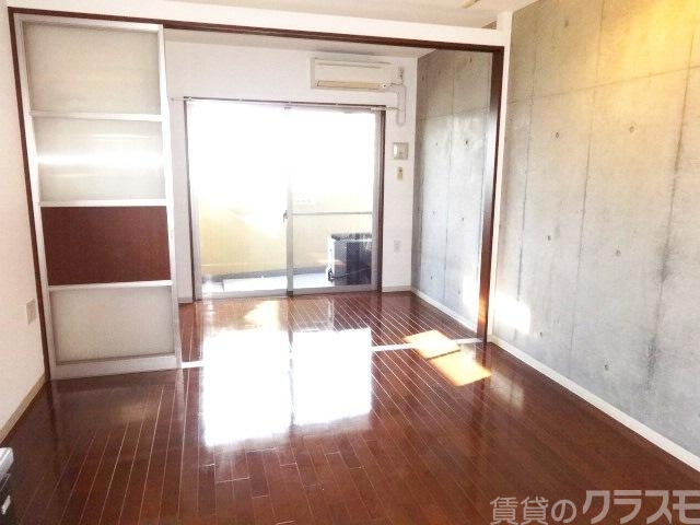 居室・リビング　８．６帖の洋室です！