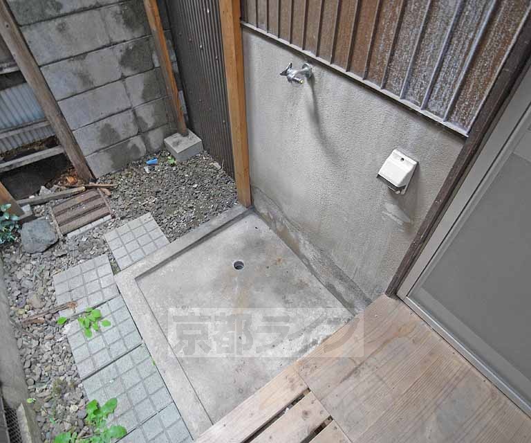 眺望　洗濯機置き場は１階軒下です。