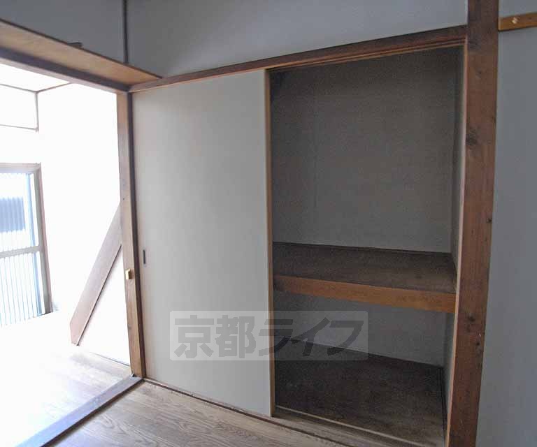 収納　ダイニングに階段下収納があります。