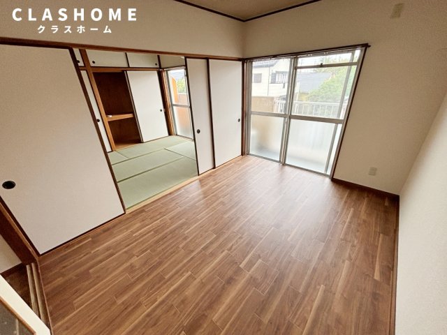 居室・リビング　同物件の別部屋になります。