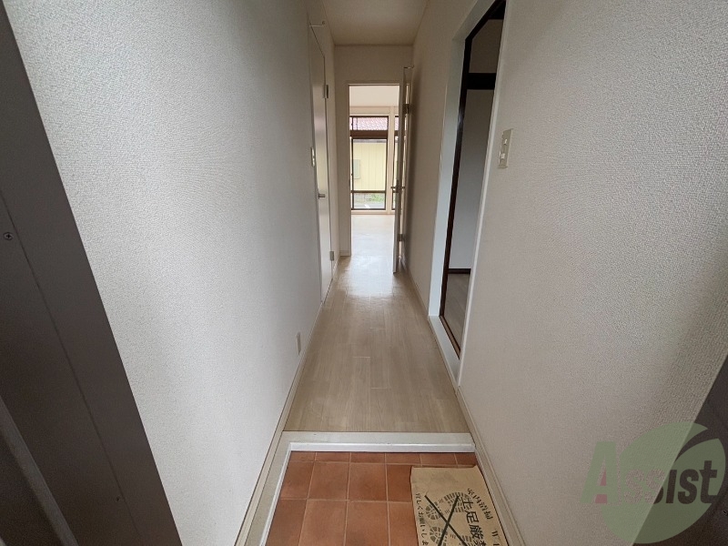 玄関　玄関を入ると廊下があり、奥にリビングがございます。