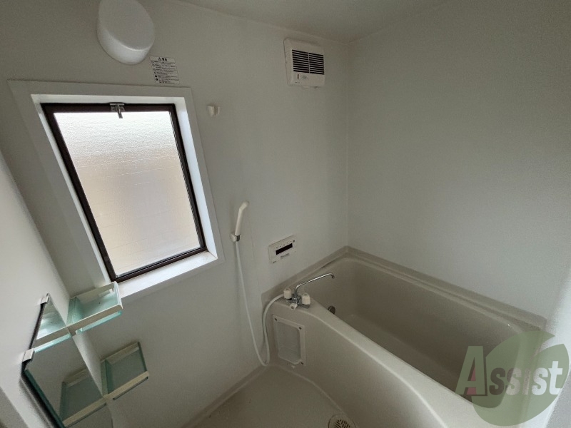 バス・シャワールーム　浴槽はシンプルな造りですが、棚もあります。