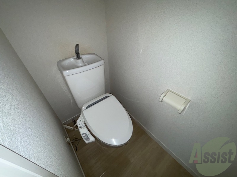 トイレ　トイレはウォシュレット付きで、広々としています。